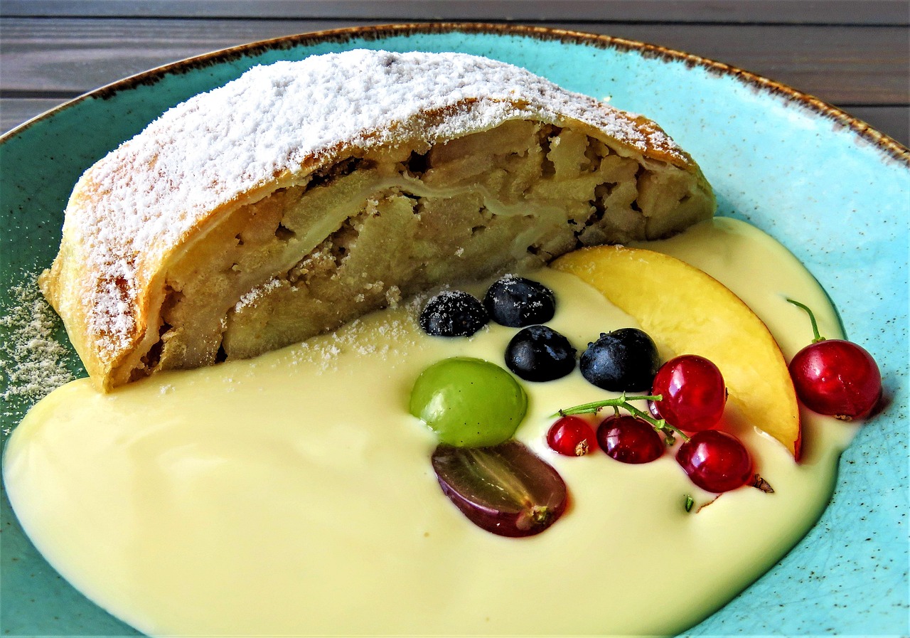 entdecken sie das klassische apfelstrudel-rezept: köstlicher, knuspriger teig gefüllt mit saftigen äpfeln, zimt und rosinen – ein traditionelles österreichisches dessert, das jeden begeistert.