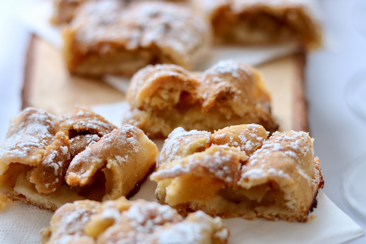 entdecken sie das klassische apfelstrudel-rezept – ein traditioneller österreichischer nachtisch mit saftigen äpfeln, zimt und knusprigem teig. perfekt für jede gelegenheit!
