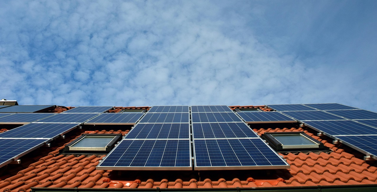 entdecken sie die vorteile transparenter solarpanels: innovative technologie für erneuerbare energiegewinnung, die sich harmonisch in gebäudefassaden und fenster integrieren lässt. ideal für nachhaltige architektur und moderne energieeffizienz.